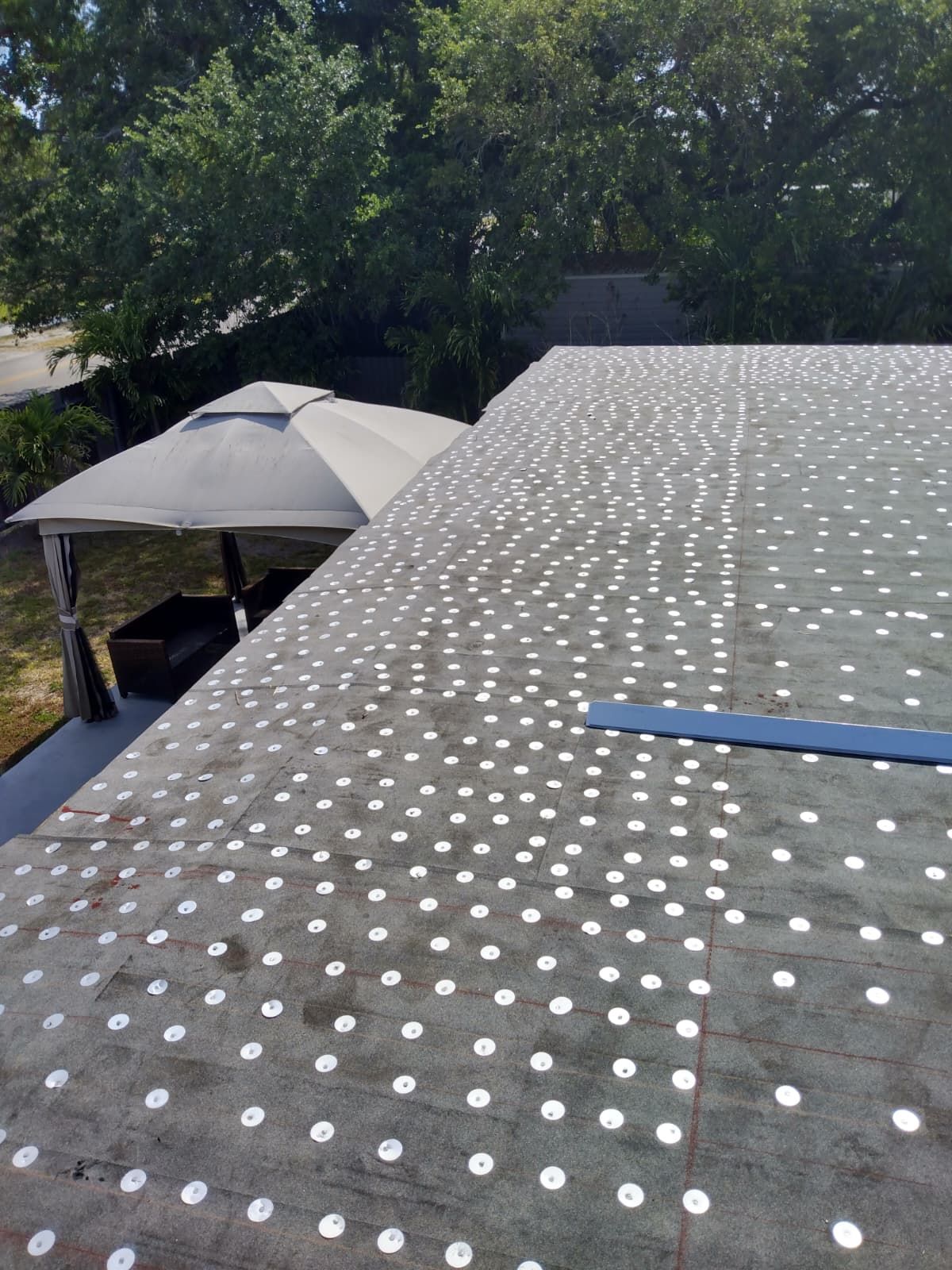 Fastened base sheet on a flat roof