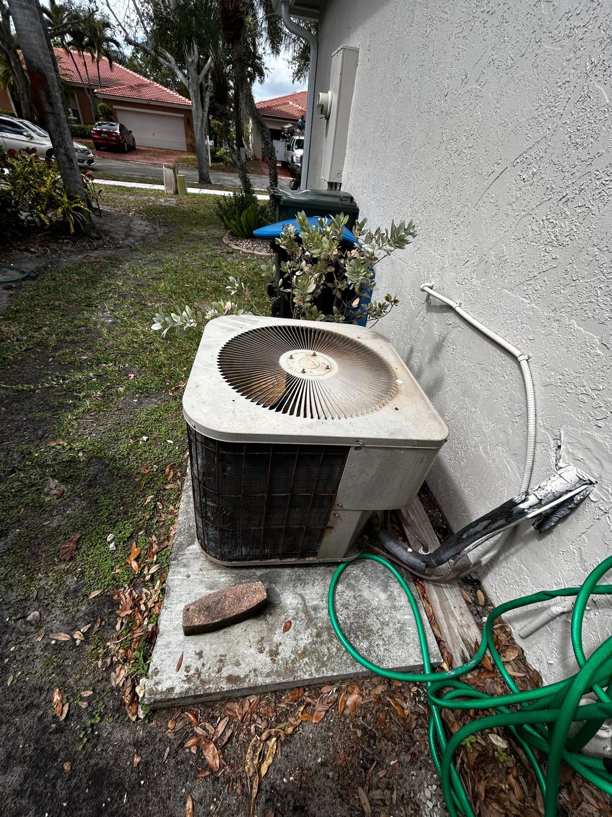 Outdoor condenser unit with line connections