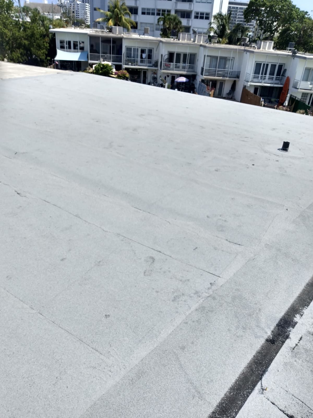 Finished flat roof with reflective coating